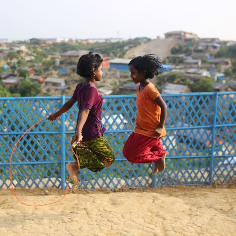 Rohingya-barn leker på et av SOS-barnebyers barnevennlige sentre. Foto: Rehman Asad