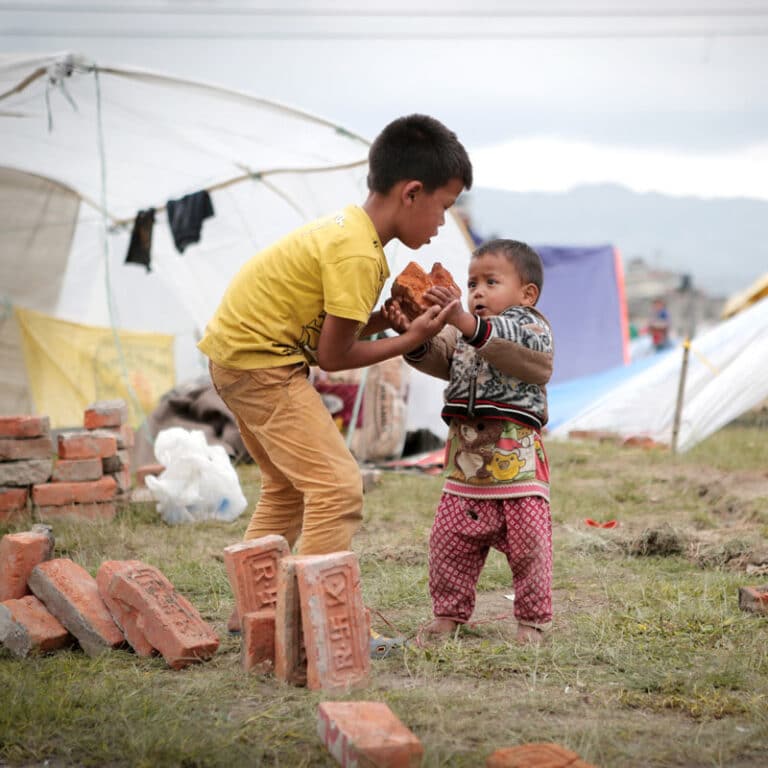 To gutter leker i flykningleiren i Nepal. Foto: Zishaan Akbar Latif.