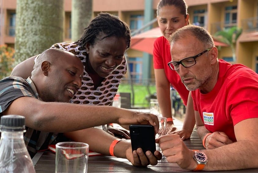 Jorun og Tom Stiansen var i Uganda for å se arbeidet til SOS-barnebyer, og de fikk en sterk bekreftelse på at det nytter å bidra. Foto: Postkodelotteriet