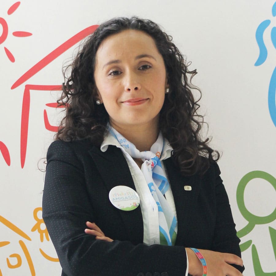 Angela Maria Rosales, SOS-barnebyers internasjonale programdirektør. Hun har mørkt krøllete langt hår og midtskill, har på seg hvit skjorte og mørk dressjakke. Foto: SOS-barnebyer Colombia