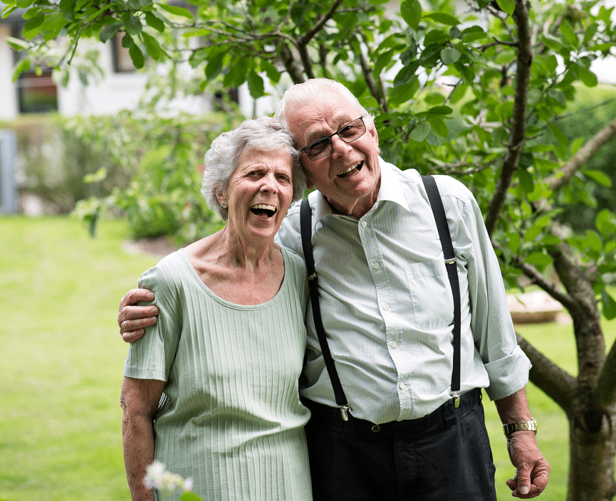 Hans og Irene holder rundt hverandre.