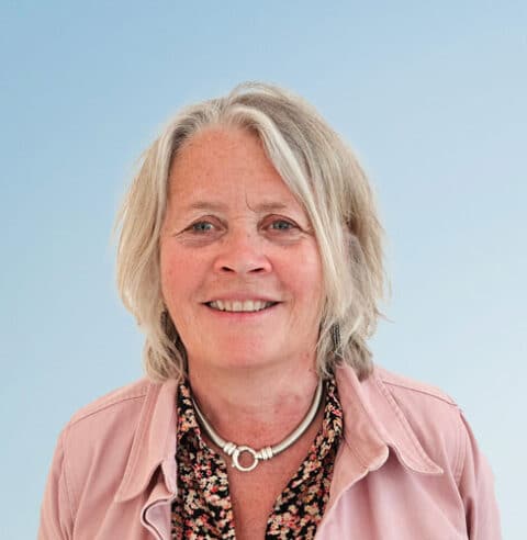 Turid M. Weisser, Senior partner- og relasjonsansvarlig. Hun har halvlangt lyst hår, rosa jakke med krage og mønstrete bluse. Foto: Kristin Trandem