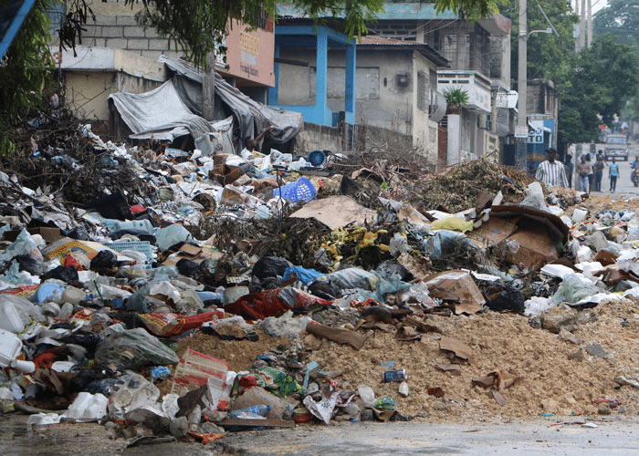 Infrastrukturen har brutt sammen i Les Cayes på Haiti, store hauger med søppel ligger rundt omkring. Foto: SOS-barnebyer