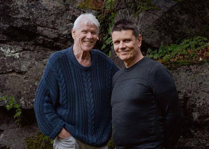 Theo Koritzinsky og sønnen Jan, begge i blå langermet genser, står ute foran noen trær. Foto Siri Ø. Eriksen