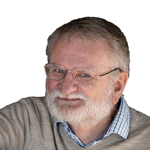 Åge Lærdal
Styreleder i Stiftelsen Signe Marie. Han har grålig kort hår, skjegg, briller, rutete hvit og blå skjorte og grå genser. Foto: Marie von Krogh