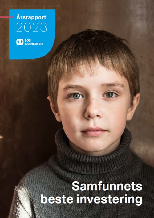 Forsiden til årsrapporten 2023. Logo, tekst Årsrapport 2023. Samfunnets beste investering. Bilde av en gutt med mørkeblondt, kort hår og brun høyhalset genser. Bakgrunnen er en brun vegg. 