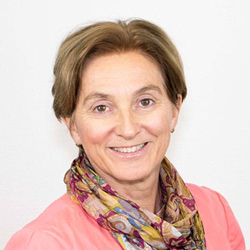 Marit Lambrecht
Administrerende direktør Espira. Hun har blondt, kort hår, rosa genser og mønstrete skjerf. Foto Espira