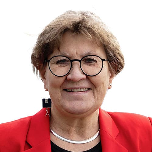 Mette Nord Leder Fagforbundet. Hun har blondt, kort hår, briller, svart bluse og rød dressjakke. Foto Fagforbundet