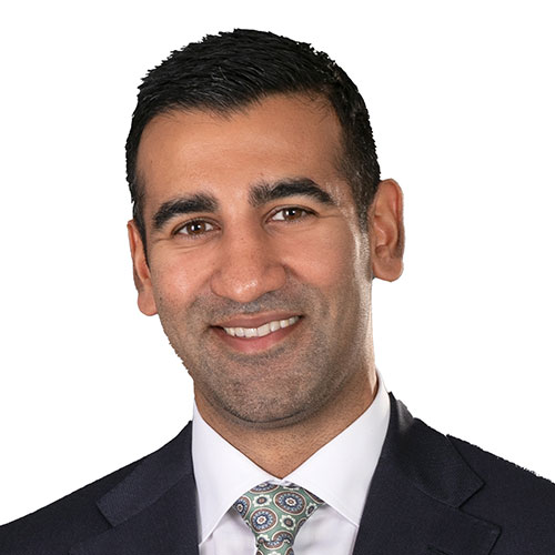 Rajvinder Bains
Advokat/partner DLA Piper. Han har mørkt, kort hår, hvit skjorte mønstrete svart og hvit slips og svart dressjakke. Foto. DLA Piper