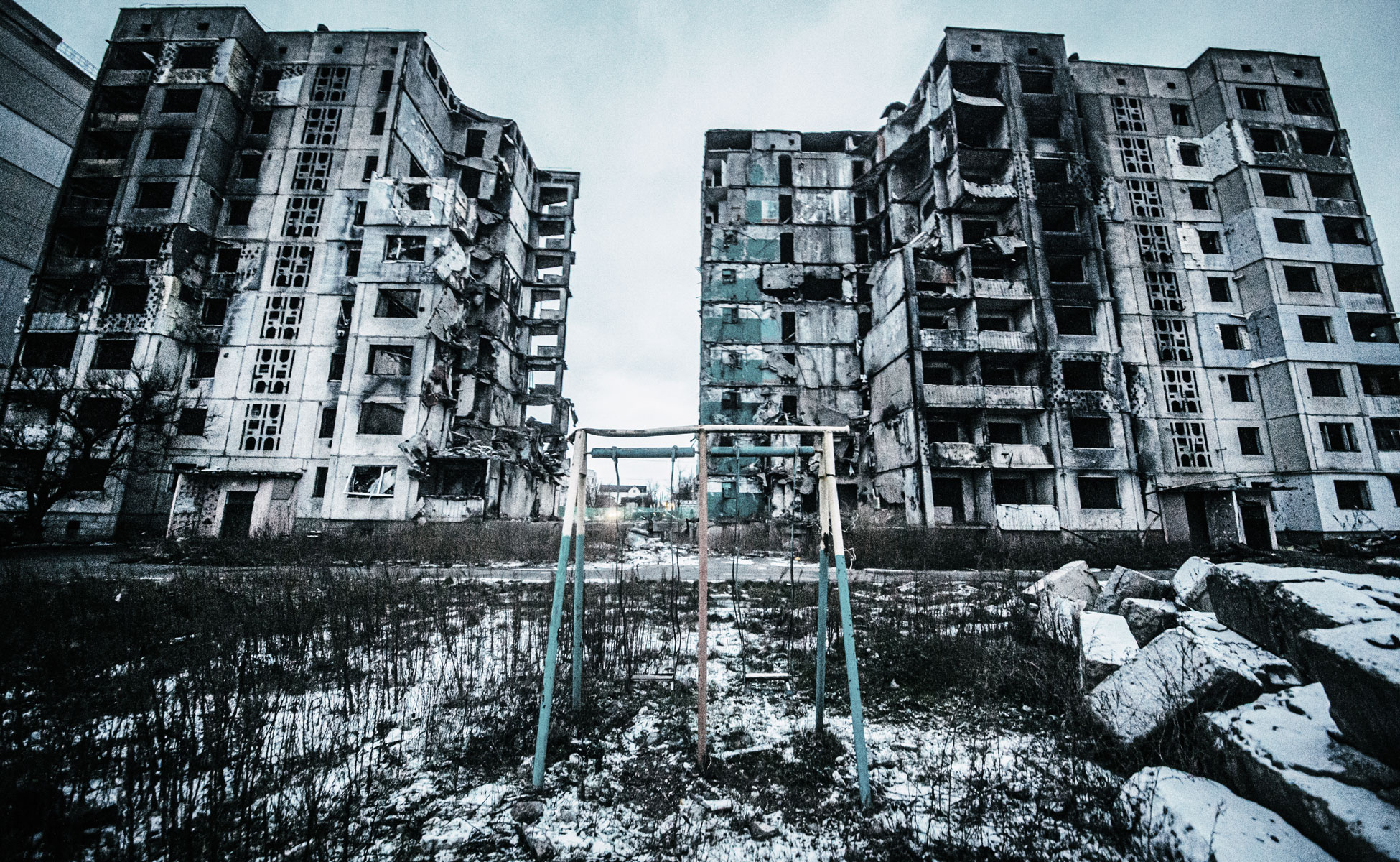 Boligblokker som er utbombet. I forgrunnen et lekestatvi. Foto: Alea Horst