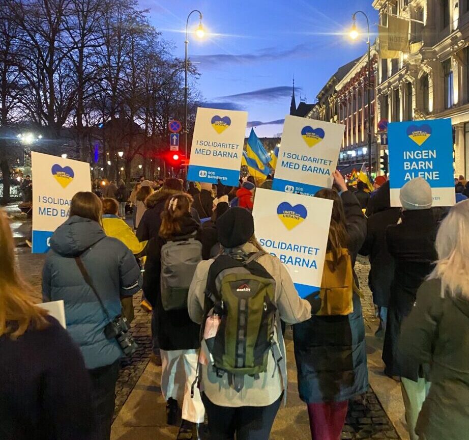 Engasjerte frivillige i fakkeltog for barn i Ukraina