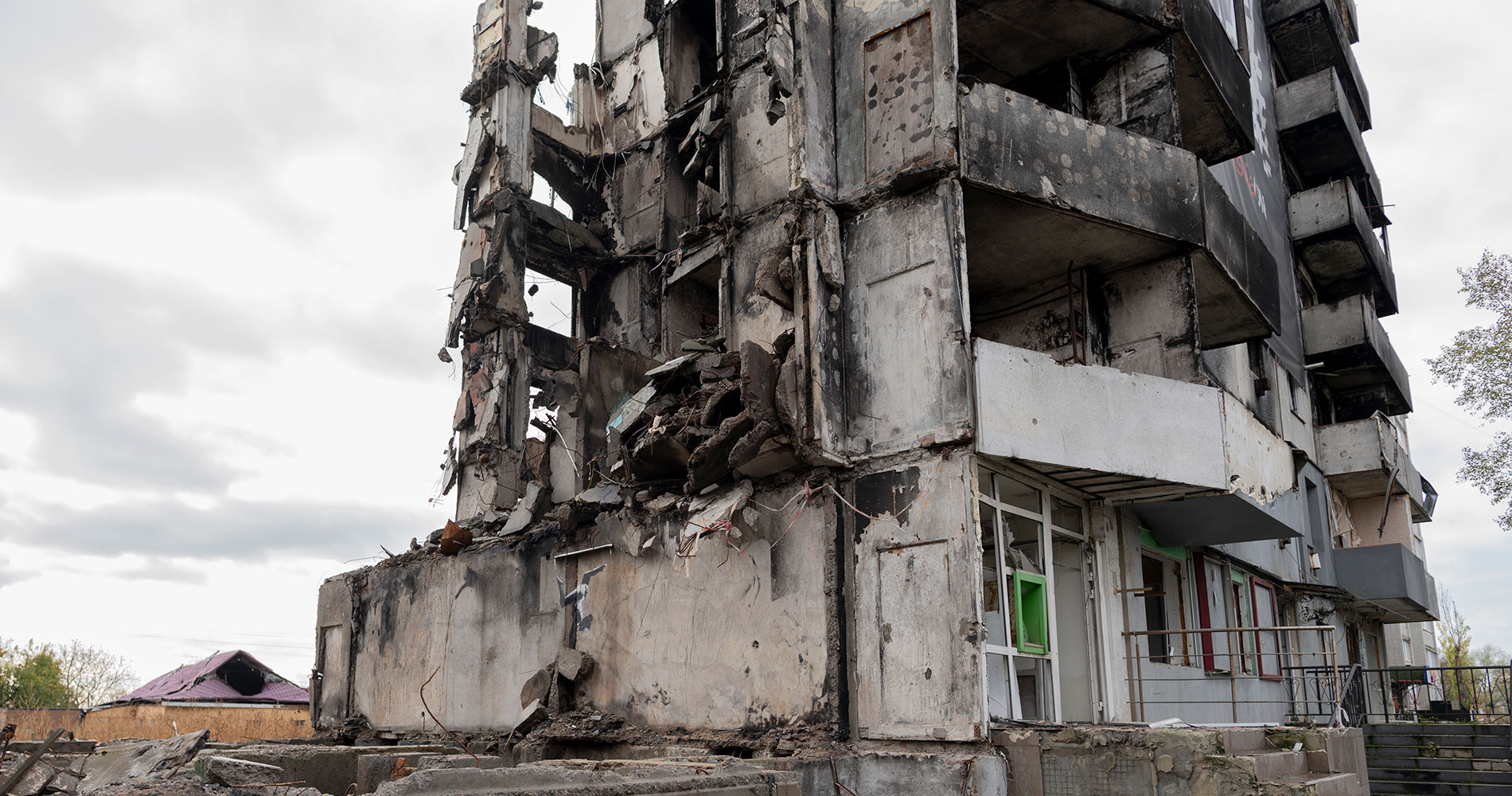Boligblokk i Ukraina som er bombet. Vegger og verandaer er borte. Illustrasjonsfoto: Katerina Ilievska