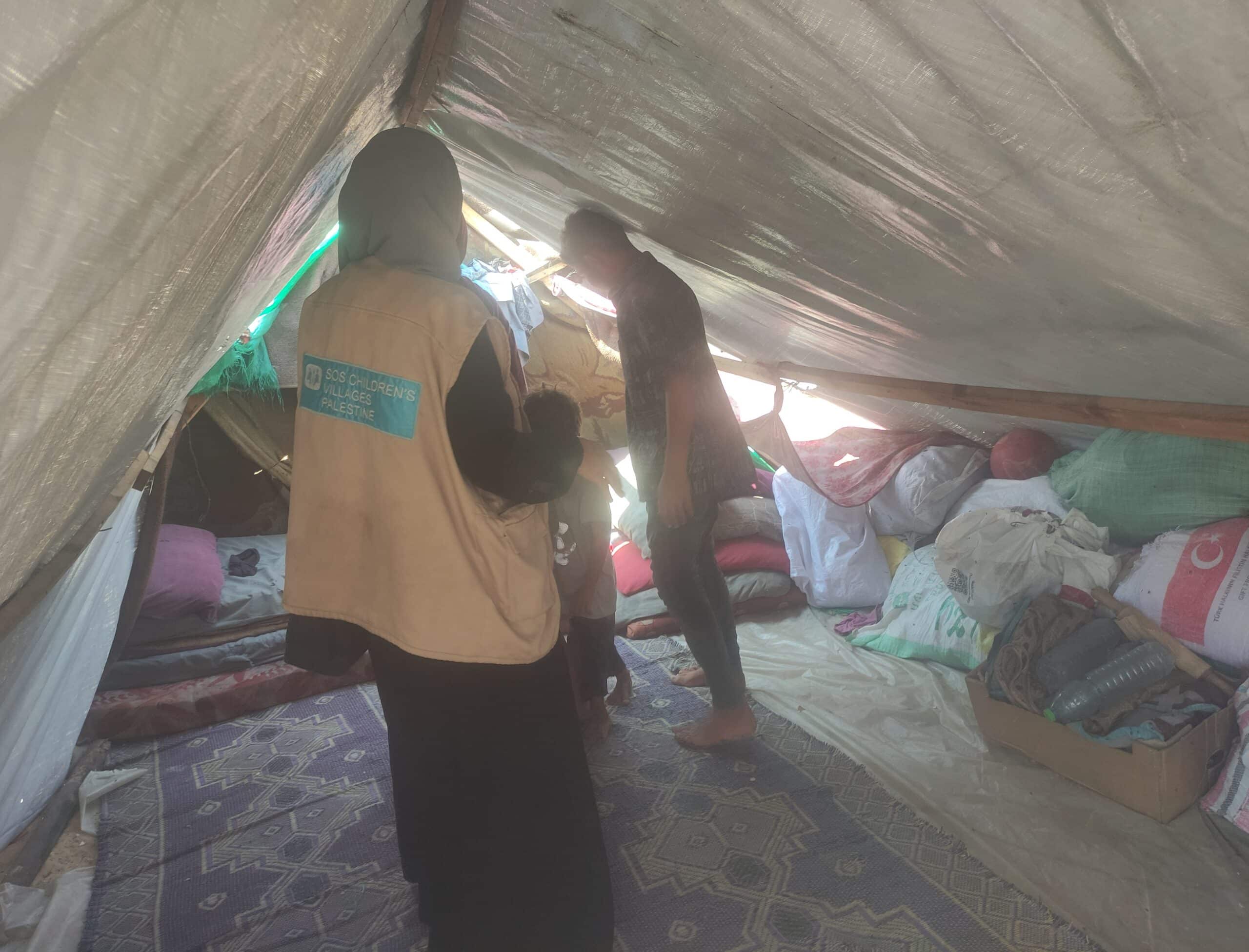 Gaza: En sosialarbeider fra SOS-barnebyer besøker en familie i teltleiren.
