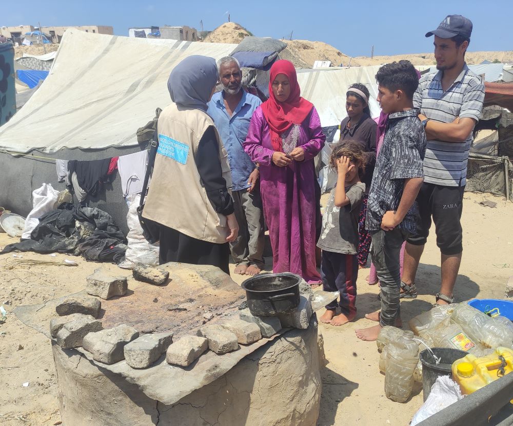 Gaza: En sosialarbeider fra SOS-barnebyer Palestina besøker en familie i teltleiren.