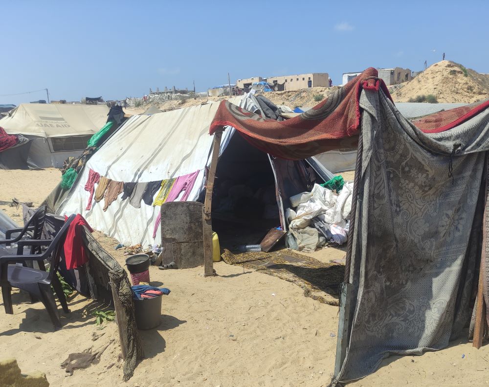 Gaza: provisoriske telt står tett i tett. Foto SOS-barnebyer