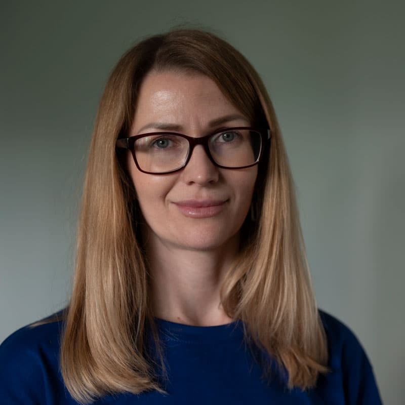 Lyudmila, men langt blondt hår, briller og blå genser, er SOS-barnebyers psykolog i Brovary-distriktet. Hun jobber som psyklog i SOS-barnebyer Ukraina.  Foto Katerina Iliavska