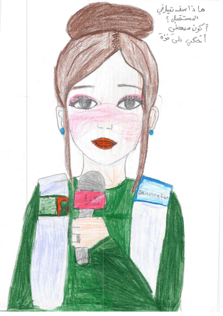 Tegning fra barn i Palestina, ei dame med brunt hår topp, grønn genser og vest med logo, hun holder en mikrofon. Hva vil du bli når du blir stor? Journalist for å snakke om Gaza.