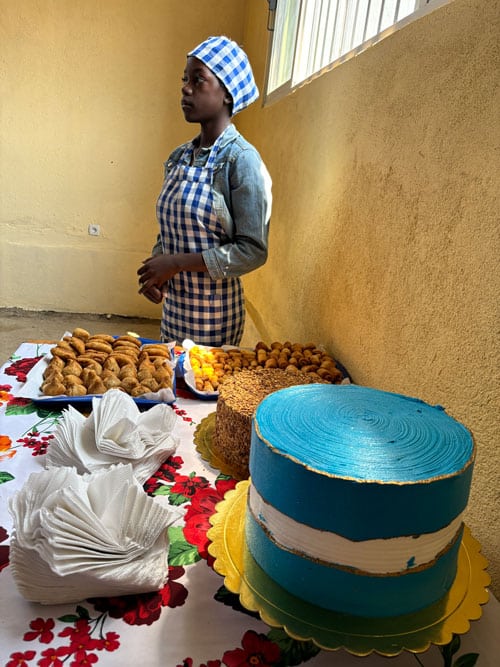 Huambo: Opplæring i baking og matlaging: Her presenterer Anna Rebecca forskjellige kaker de har bakt, blant annet «sigarkake». Hun har på seg rutet tørkle på hodet og rutet forkle. Foto: Sigurd Skjefstad