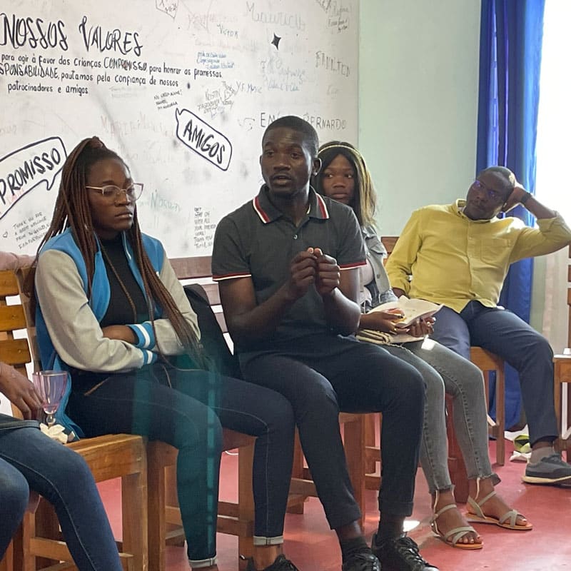 Huambo: Flere unge som er med i ungdomsforeningen sitter foran en tavle. De diskuterer. Foto Turid Weisser