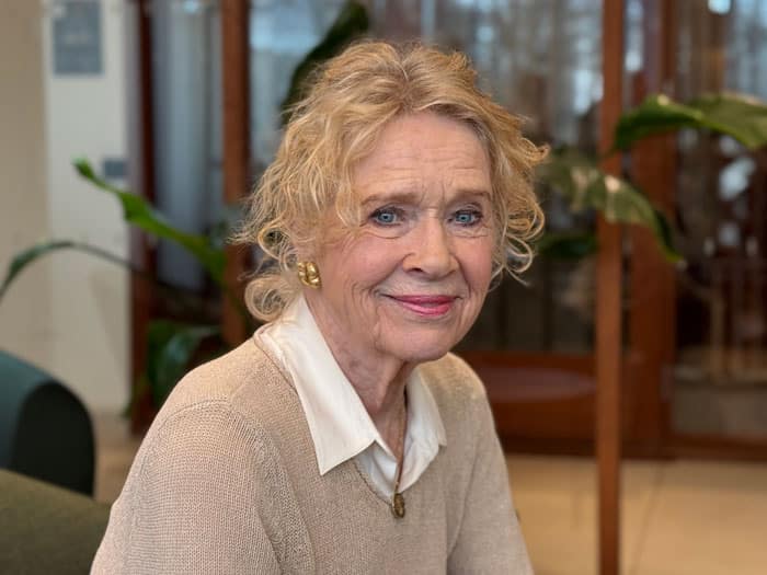 Gir barn håp: Liv Ullman, hun har lyst, bølgete hår satt opp i en topp, beige genser og hvit skjorte. Foto: Renata Brede