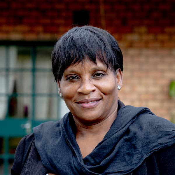 Irene Busiku Chiboola Phiri, programsjef for SOS barnebyer i Lusaka. Hun har kort, svart hår og svart bluse. Foto: Maisie Marshall